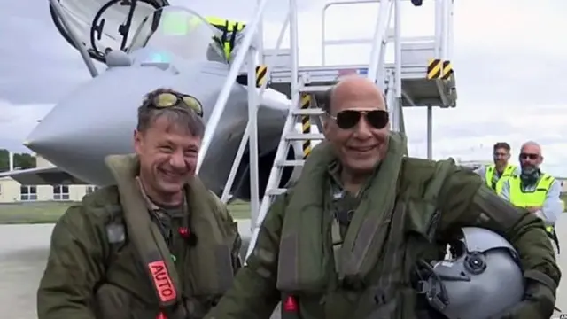 राजनाथ सिंह रफाल विमान स्वीकारताना