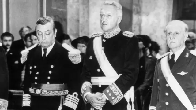 Leopoldo Fortunato Galtieri (centro)