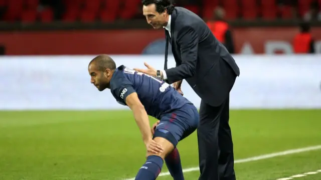 Aworan Unai Emery ati Lucas Moura
