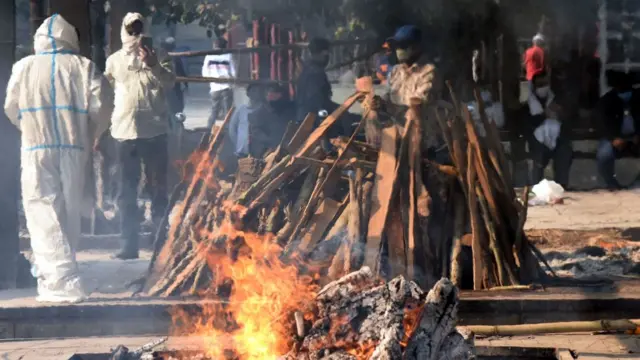 एकाच वेळेस जळणाऱ्या 6 चिता आणि दर तिसऱ्या मिनिटाला बॉडी घेऊन येणारी शववाहिका : ब्लॉग