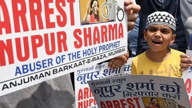 মুম্বাইতে বিজেপি নেতা নূপুর শর্মার গ্রেপ্তারের দাবিতে মুসলিমদের মিছিল
