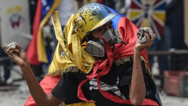 Manifestante lanza piedras