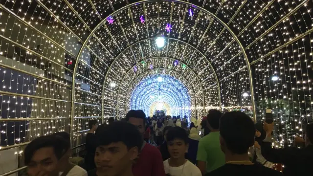 Đón năm mới ở thành phố Pattani, người dân tụ tập về bờ sông với đường hầm ánh sáng, bên cạnh các đền thờ Hồi giáo