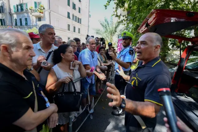 Residentes del lugar que está situado debajo del derrumbe.