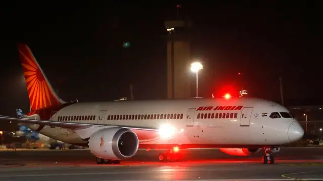 বুধবার রাতে এয়ার ইন্ডিয়ার বিমানে চেপেই লন্ডন থেকে দিল্লিতে এসেছিলেন লর্ড কার্লাইল