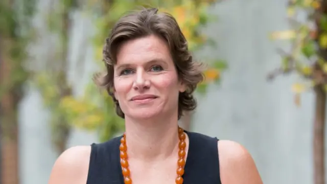 Mariana Mazzucato, uma mulher branca e loiraapostar quina onlinecabelos curtos, sorri para a câmera