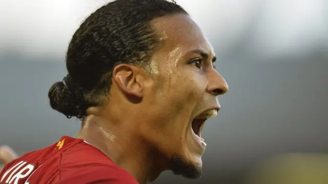 ویرجیل فان‌دایک در مسابقه قبلی تیمش مقابل آرسنال برای اولین بار پس از ۵۰ بازی (از نیکلاس پپه) در لیگ برتر دریبل خورد