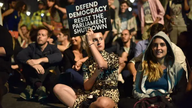 સંસદ ભંગ સામે લોકોનો વિરોધ