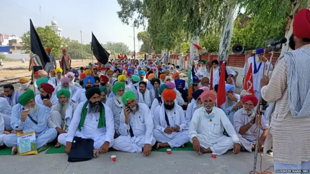 ਕਿਸਾਨਾਂ ਨੇ ਅੱਜ ਲੁਧਿਆਣਾ-ਫਿਰੋਜ਼ਪੁਰ ਰੇਲਵੇ ਟਰੈਕ ਤੇ ਪ੍ਰਦਰਸ਼ਨ ਕੀਤਾ