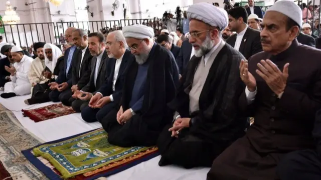 મક્કા મસ્જિદમાં નમાજ પઢતી વખતે ઈરાનના રાષ્ટ્રપતિ રુહાની