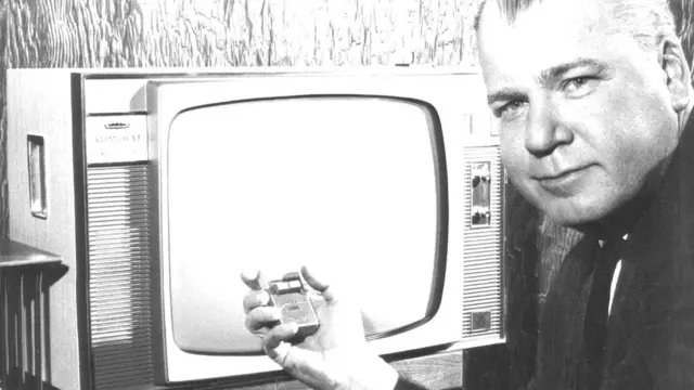 20 марта 1960 года, Денвер, США. Вице-президент компании Admiral демонстрирует телевизионный приемник с пультом дистанционного управления San-R