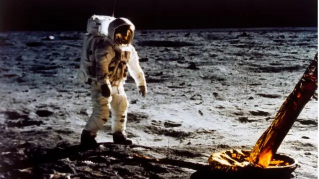 નિલ આર્મસ્ટ્રૉંગ ચંદ્ર પર પગ મૂકનારી પ્રથમ વ્યક્તિ બન્યા