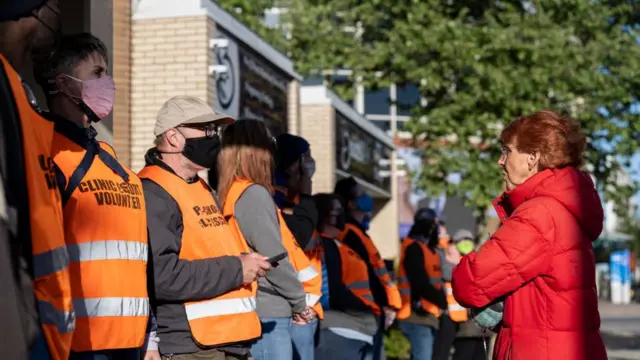 ABD'de kürtaj karşıtlarının eylemlerine karşı klinikleri korumak için bir araya gelen gönüllüler.