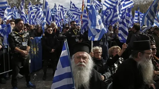 Stotine ljudi nosi grčke zastave