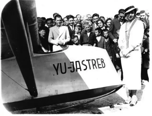 Krštenje jedrilice Popenhauzen, na terenu kod Opservatorije na Velikom Vračaru u Beogradu. 1933. godine.