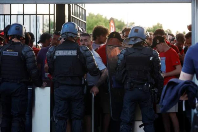 Navijači Liverpula i pariska policija