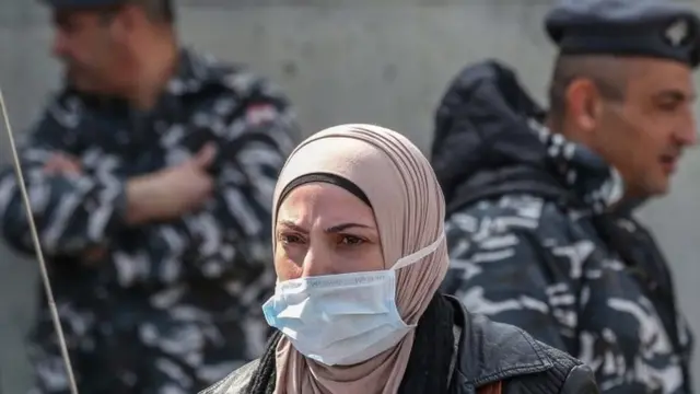 متظاهرة لبنانية