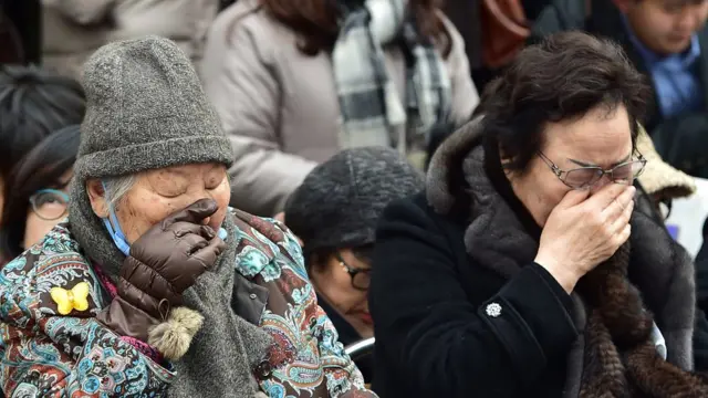 2015年协议达成后，多名韩国慰安妇表明反对，在日本大使馆门外抗议。