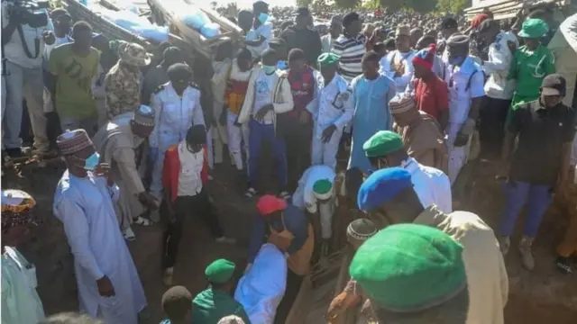 Les victimes ont été enterrées dimanche, en présence du gouverneur de l'État