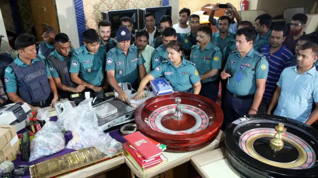 একটি ক্যাসিনোর সরঞ্জাম জব্দ করছে পুলিশ