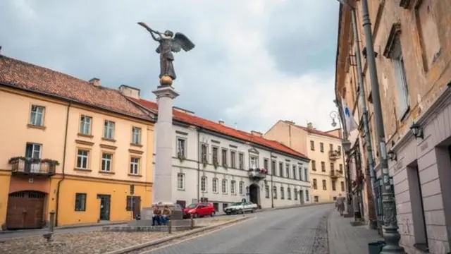 雖然起初僅是一則愚人節笑話，但是奧蘇比斯國現在已經有了自己的政府、憲法和貨幣