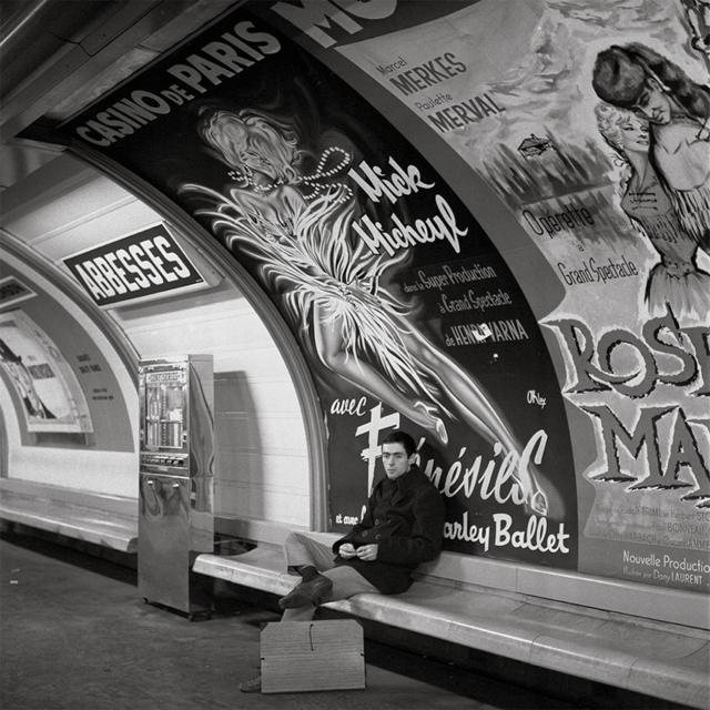 1965年，巴黎地铁站台上候车的乘客