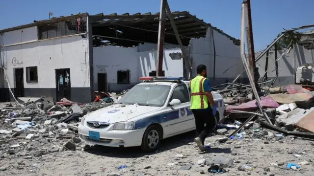 Plus de 50 personnes ont été tuées dans une frappe aérienne dirigée contre le centre de détention de Tajoura.