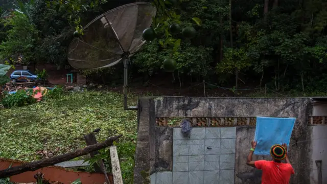 Homem pendura roupa perto do varal ao ladosites de probabilidades no futebolfloresta