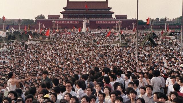 1989年初夏，数以万计的中国人汇聚天安门广场抗议示威