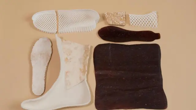 يُصنع معظم الحذاء من مادة المايسيليوم أما النعل الأبيض فينتج من البلاستيك عبر الطباعة المجسمة