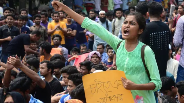 কোট বিরোধী প্রতিবাদে ঢাকা একজন শিক্ষার্থী, ১১-০৪-২০১৮।