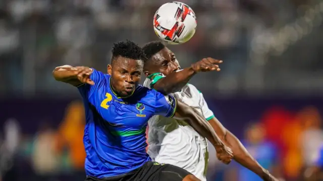 Le Tanzanien Gadiel Michael Kamagi et le Sénégalais Ismaïla Sarr, lors du match des Lions contre les Taifa Stars