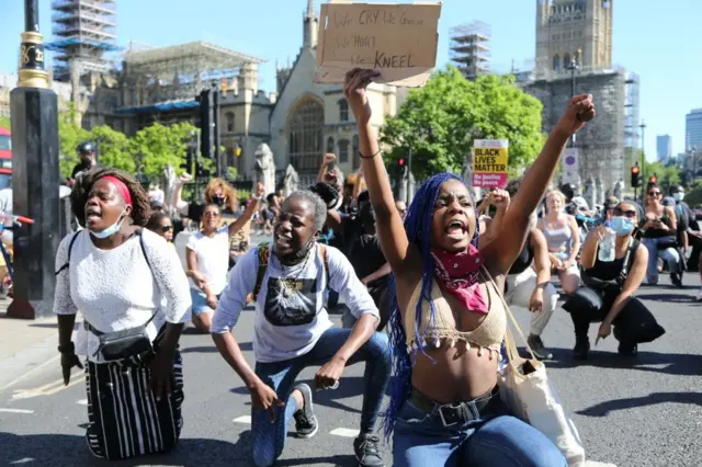 Многолюдные акции протеста против действий американских полицейских прошли накануне в Лондоне