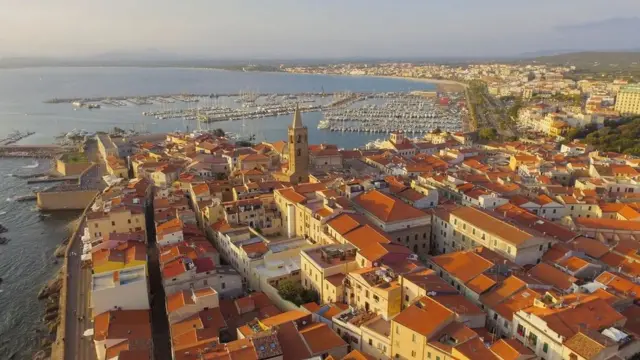 ኣብ ማእከላይ ዘበን ዝነበረት ከተማ ኣልግሁሮ ኣብዚ ሕጂ እዋን ማእከል በጻሕቲ ዓዲ እያ፤ ኣብ 1582 ግን ከቢድ ለበዳ ዘዕለቕለቓ ነይራ