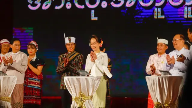 မြန်မာ ယူနီကုဒ် စံစနစ် ကူးပြောင်း အသုံးပြုတဲ့ အခမ်းအနားကို နေပြည်တော်မှာ ကျင်းပရာမှာ ဒေါ်အောင်ဆန်းစုကြည် တက်ရောက် မိန့်ခွန်း ပြော