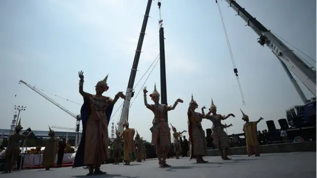 นางรำในพิธียกเสาเอกพระเมรุมาศ