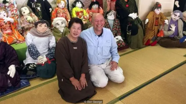 Ayano Tsukimi membuat dengan tangan semua orang-orangan sawah ini, yang di Jepang dikenal dengan nama kakashi.