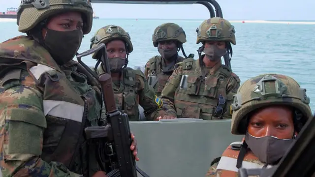 పెట్రోలింగ్ చేస్తున్న మహిళా సైనికులు