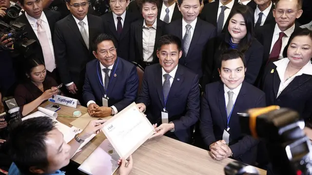 ร.ท. ปรีชาพล พงษ์พานิช หัวหน้า ทษช. เข้ายื่นพระนามทูลกระหม่อมหญิงอุบลรัตนฯ เป็นนายกฯ ในบัญชีของพรรค เมื่อ 8 ก.พ.