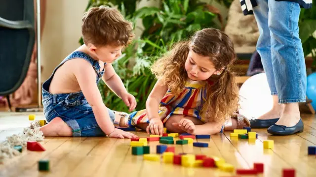 Menino e menina brincando com blocos7games app baixarmadeira