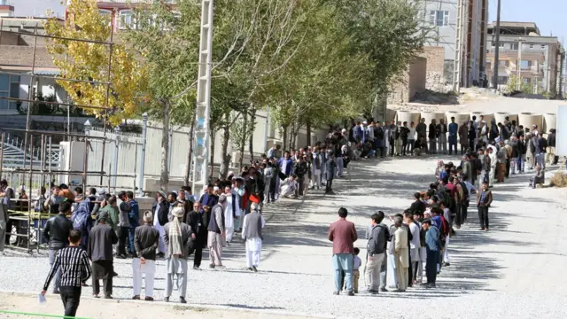 ټاکنو کمېسیون وايي، څه باندې څلور میلیونه افغانانو ټاکنو کې ګډون کړی