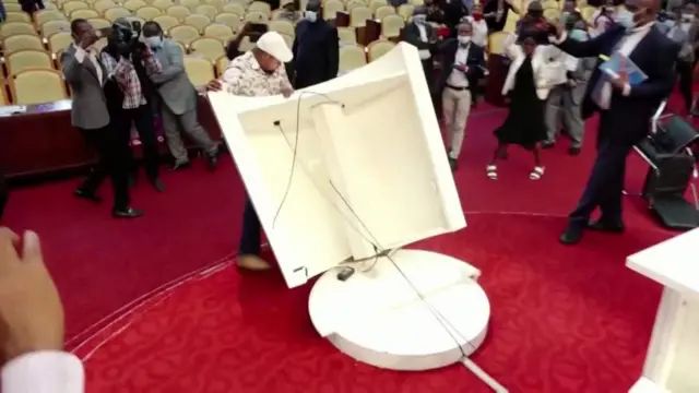 Les troubles ont commencé au Parlement lundi