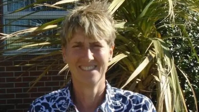 소니아 월쉬는 주로 종신형과 무기징역을 받은 죄수들이 수감된 HMP 워렌 힐의 소장이다