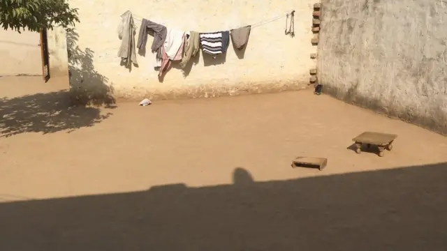 अशोक के घर का आंगन