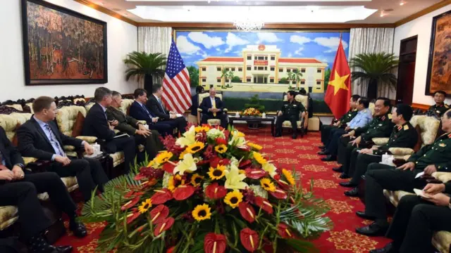 Bộ trưởng Quốc phòng Hoa Kỳ James Mattis gặp mặt Bộ trưởng Quốc phòng Việt Nam, Đại tướng Ngô Xuân Lịch.