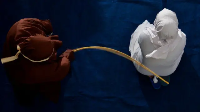 امرأة تجلد في آتشيه، إندونيسيا