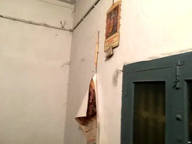 लहान मुलींच्या खोलीत लावलेले देवींचे कॅलेंडर