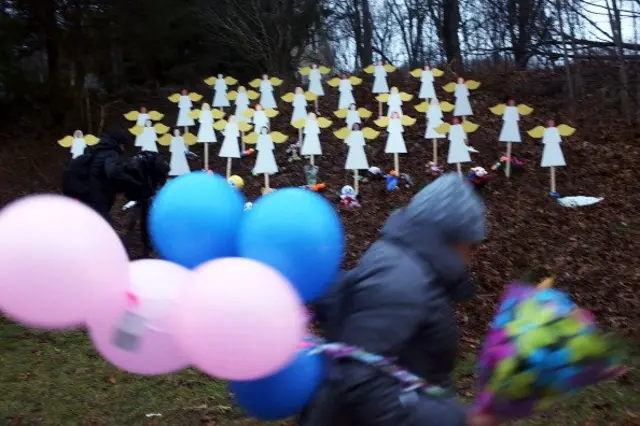 พิธีไว้อาลัยต่อผู้ที่เสียชีวิตที่โรงเรียนแซนดี ฮุก รัฐคอนเนกติกัตจากเหตุกราดยิงเมื่อปี 2012