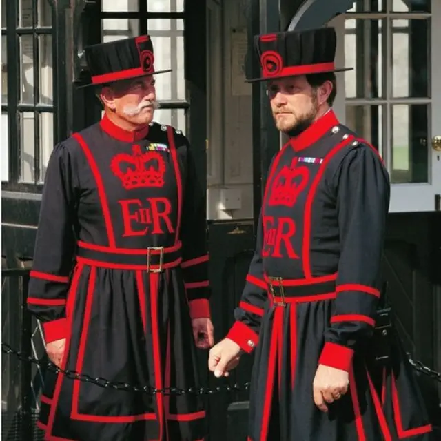 Йомены стражи в повседневной одежде