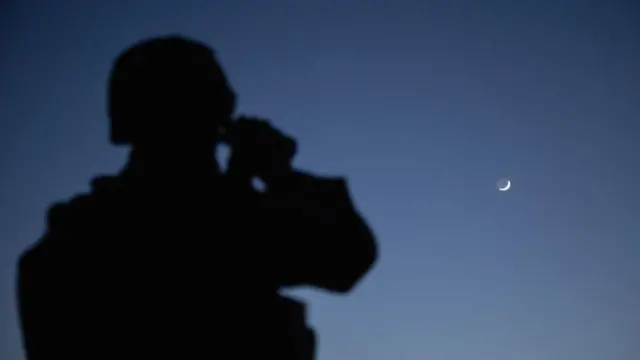 Silueta de un soldado en el Donbás